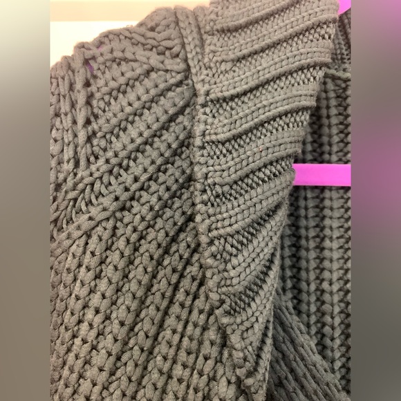 Green collared sweater. Size medium. NWTs. - Picture 2 of 6